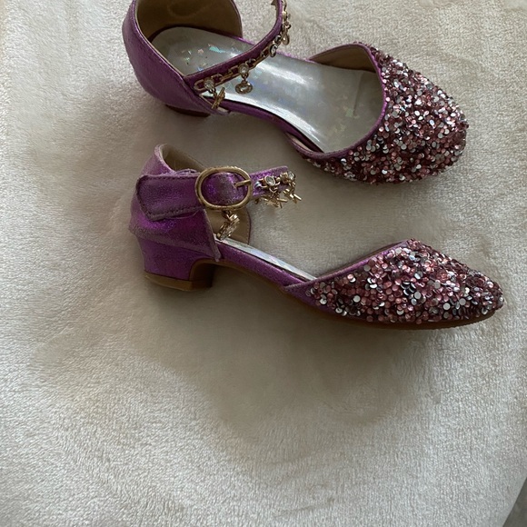 Sparkles!!!  Fun shoe!!   Dress up or look great! - Picture 2 of 3